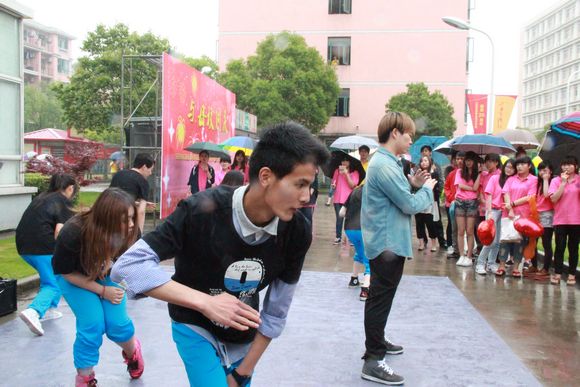 嘉年华活动洋溢着年轻的朝气.jpg