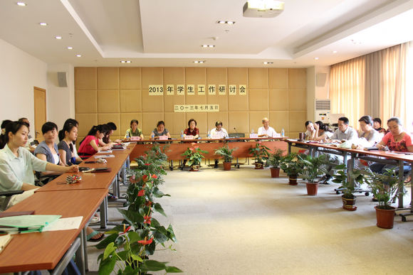 10.图为2012-2013学年学生工作总结表彰大会现场.JPG