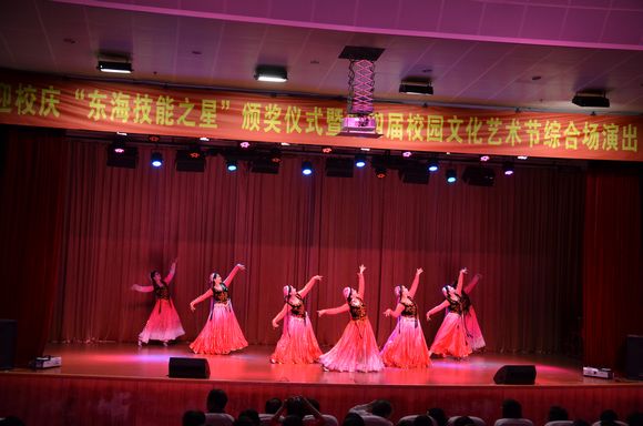 005 新疆同学表演舞蹈《花园》 2.jpg