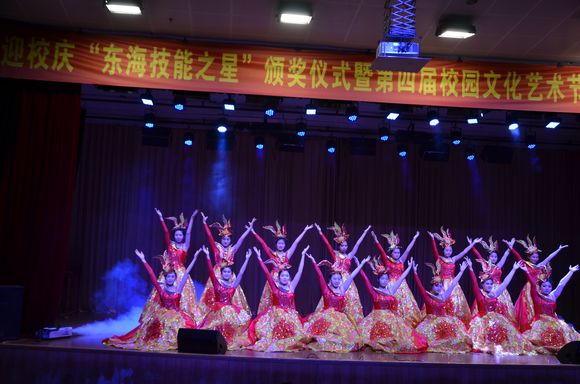 009 经管学院和护理系学生表演舞蹈《流光溢彩》 2.jpg