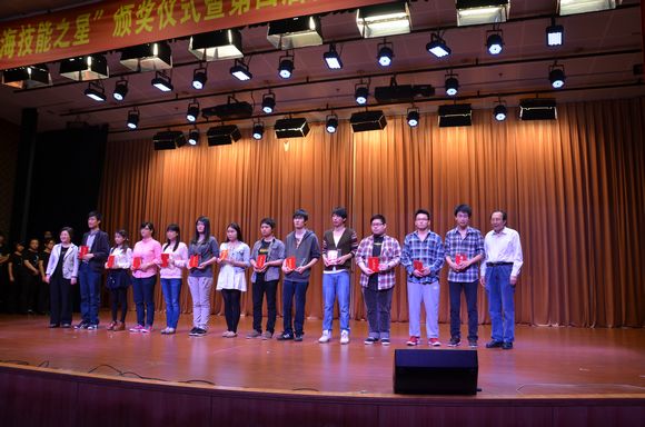 003 董事李重华和党委书记赵佩琪为获奖同学颁奖并合影留念 2.jpg