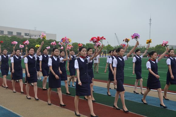 DSC_0667 由航空运输系女生组成的鲜花队英姿飒爽.jpg