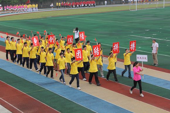 IMG_2762 机电学院的方队整齐划一.jpg