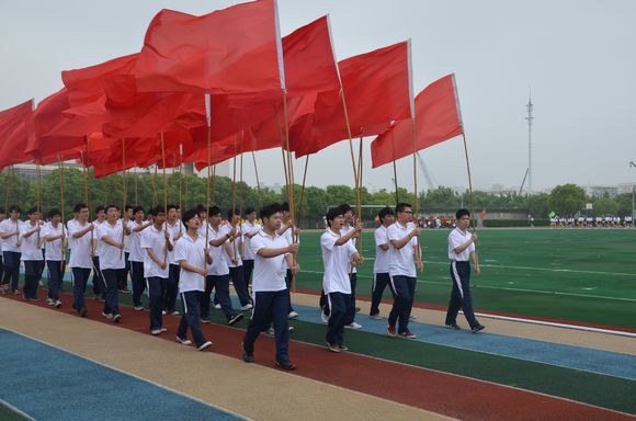 DSC_0667 由商贸学院男生组成的红旗队气宇轩昂.jpg