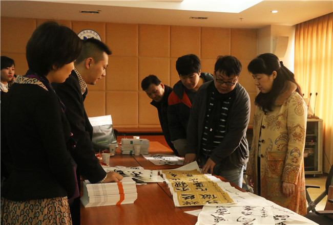 庞老师对我校书法社作品进行点评 (2).jpg