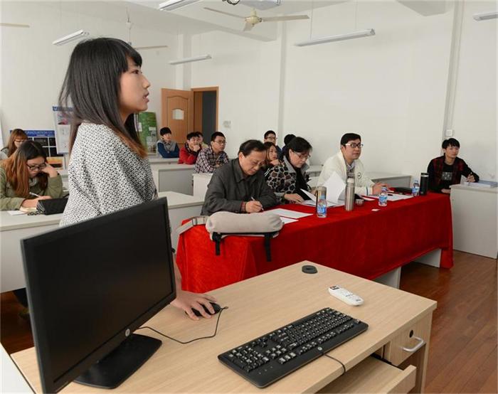 20141114毕业生毕业设计答辩现场 答辩指导老师从左往右依次是荣德芳、赵玲珍（女）、刘元喆  答辩学生为环艺121 何婷.JPG