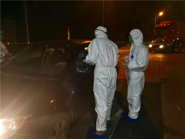 高个子何恺琳上前请车主打开车窗 (1).jpg