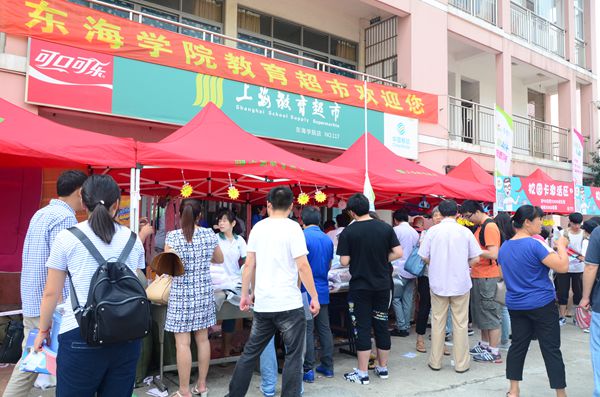 5 校园迎新氛围热烈.JPG.jpg