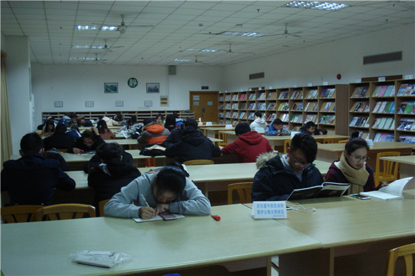 学生在期刊阅览室看书，2016.12.7，期刊阅览室每年征订期刊、报纸超300种，合计合订本近1.5万册.JPG